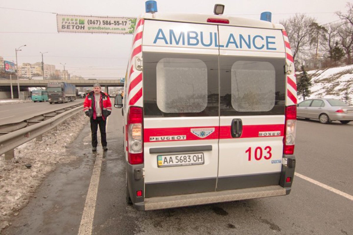 На месте ДТП работает скорая помощь. Сотрудники "неотложки" отметили, что пострадавший был пьян На месте ДТП работает скорая помощь. Сотрудники "неотложки" отметили, что пострадавший был пьян