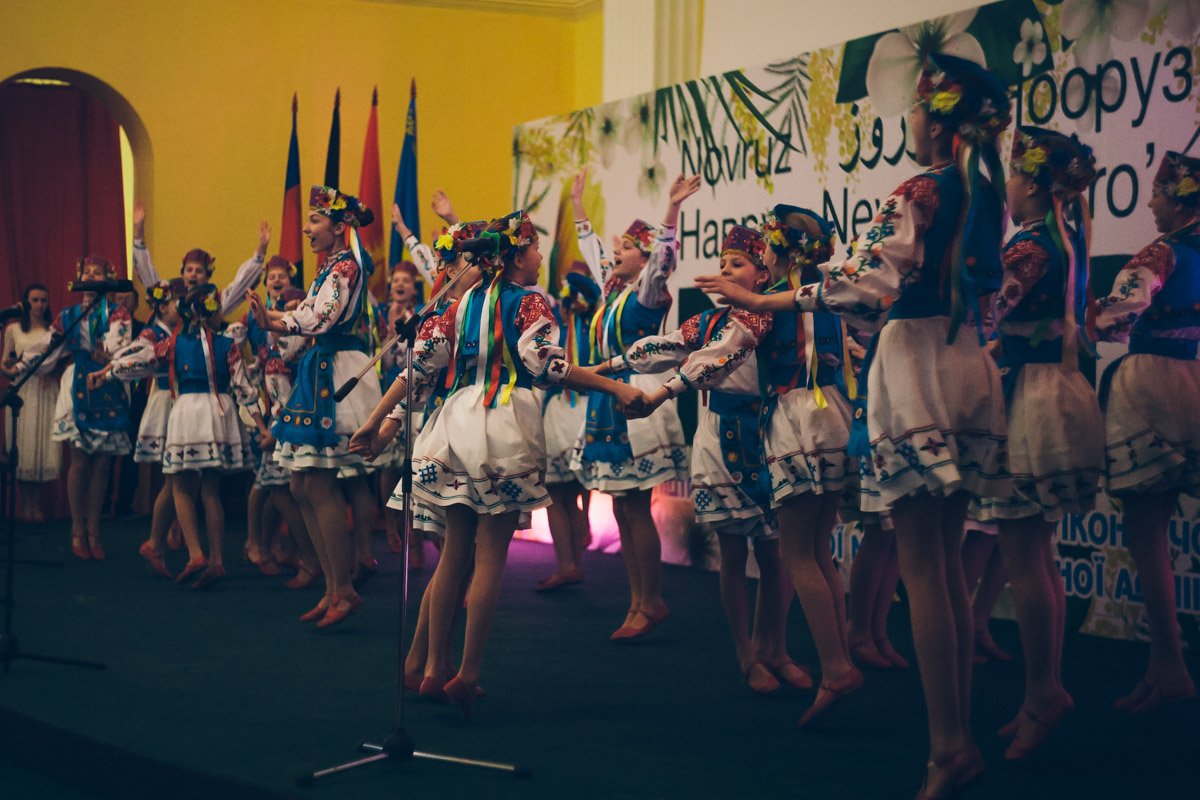 На сцене артисты представляли культуру всех стран-организаторов