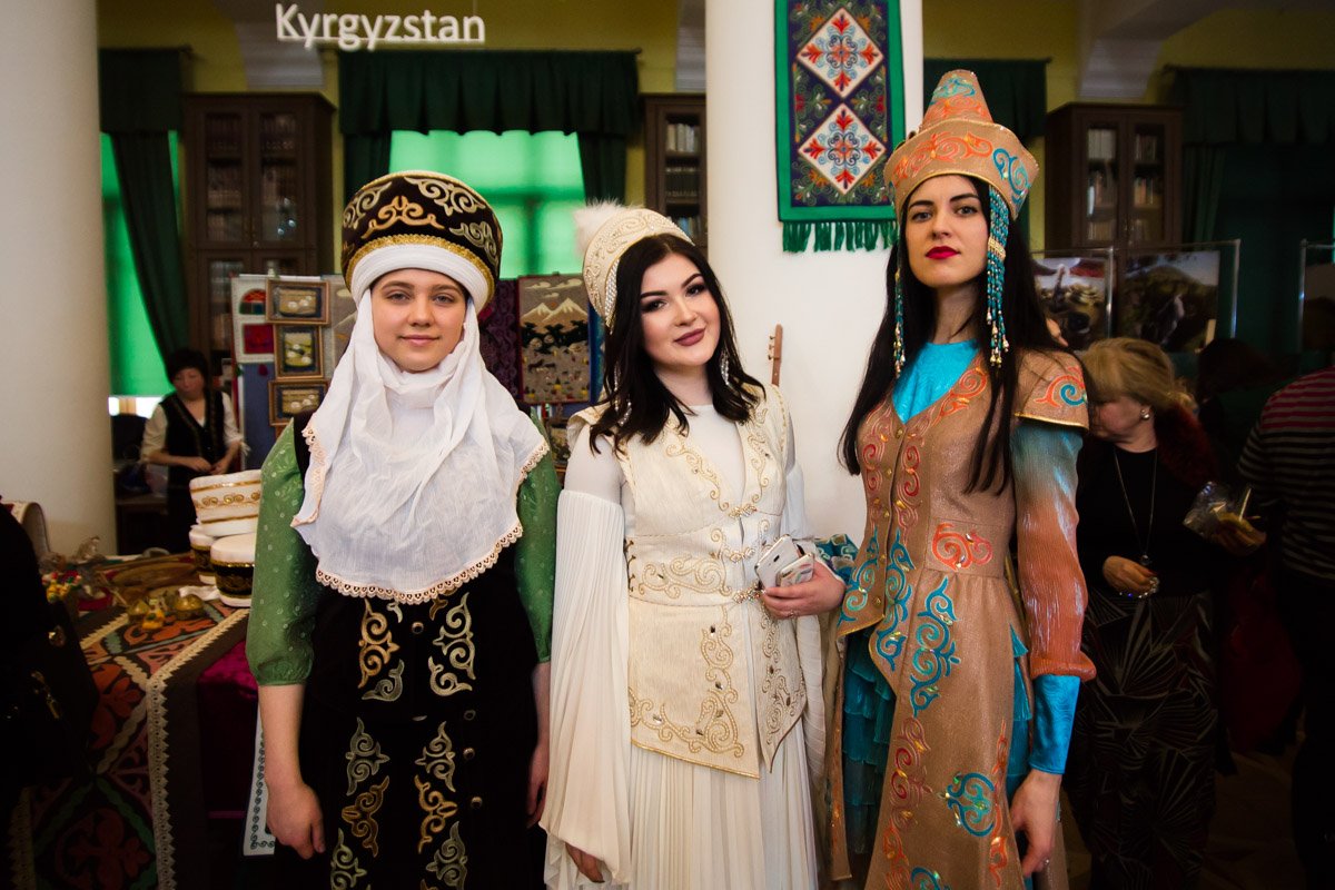 В Колонном зале были стенды с выставками, где показывали культуры разных народов 