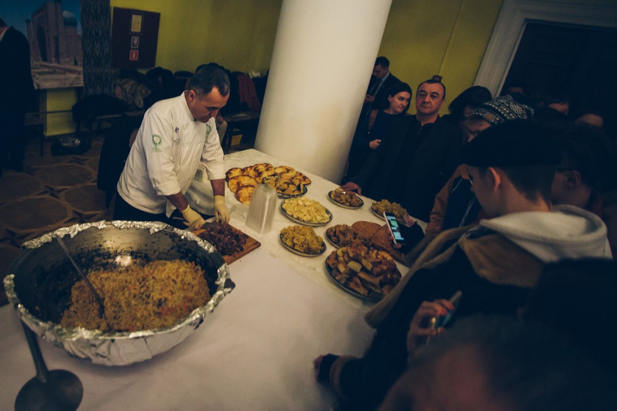 Гостей угощали традиционными национальными блюдами 