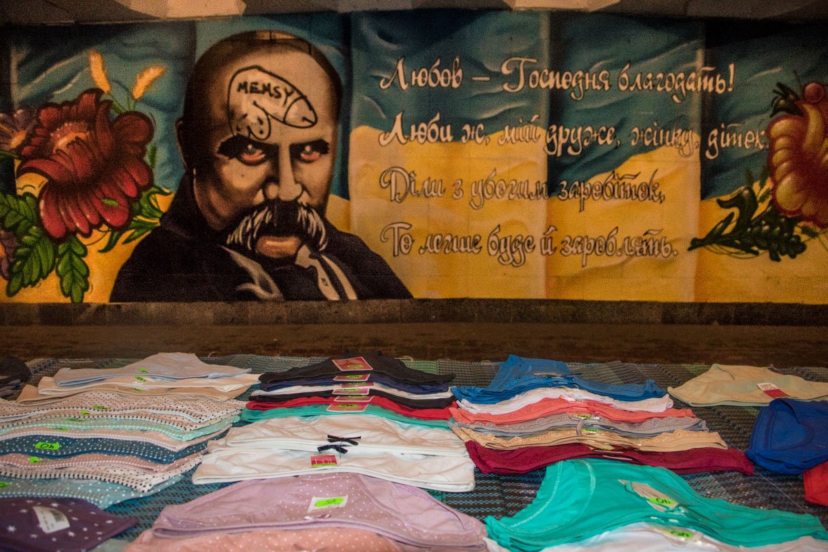 В переходе каждый день торгует женщина, которой некуда деться от взгляда Кобзаря