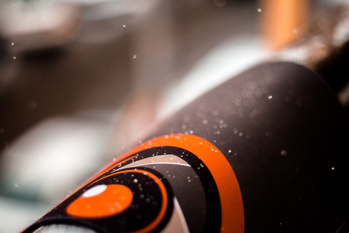 На фоне ярких цветов снежинки выглядят романтично 