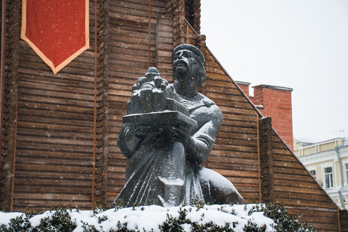 Даже каменным обитателям столицы надоели холода 