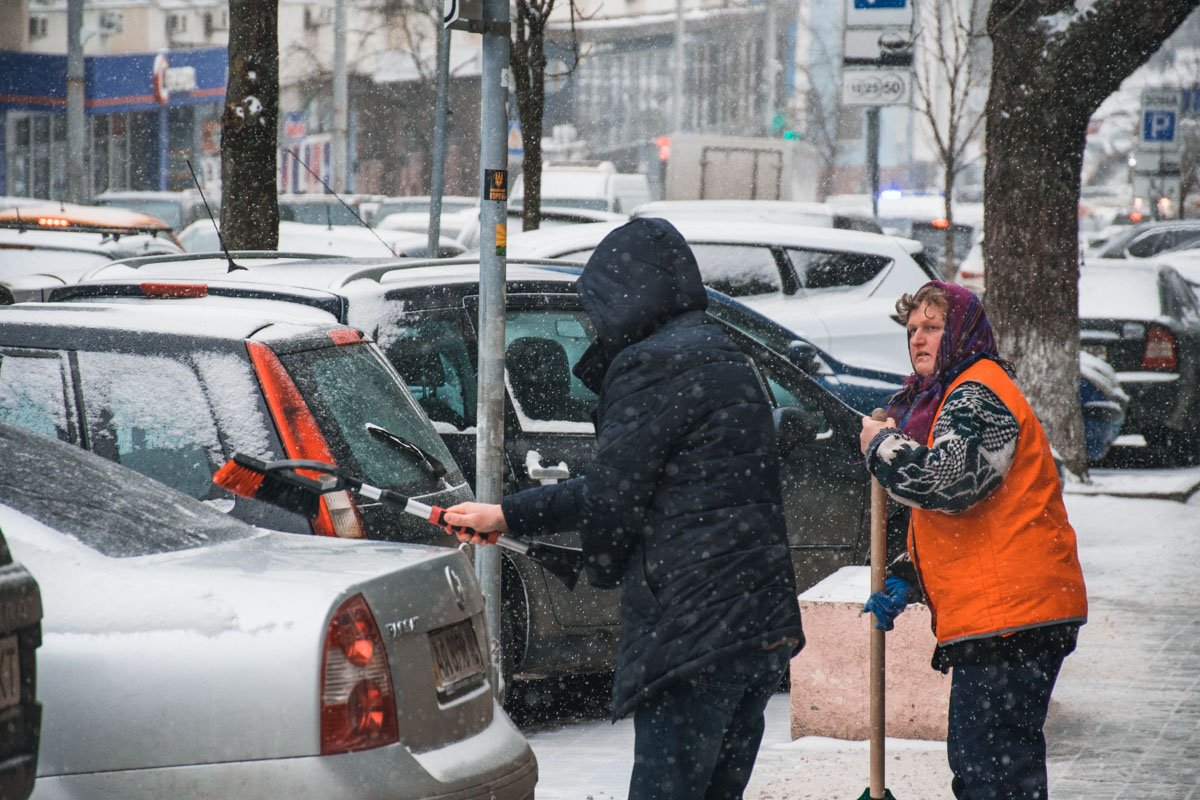 С непогодой борются водители и коммунальщики 
