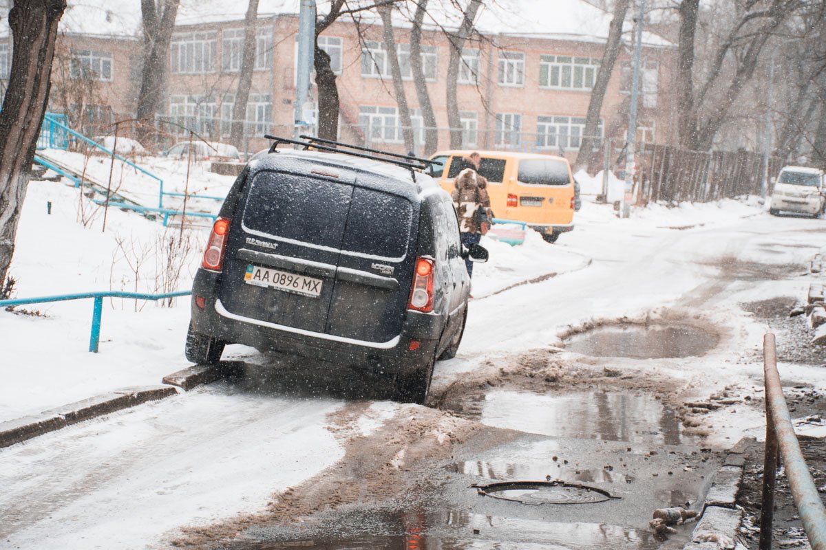 Автомобили, пытаясь объехать лужу, забирались на тротуар Автомобили, пытаясь объехать лужу, забирались на тротуар