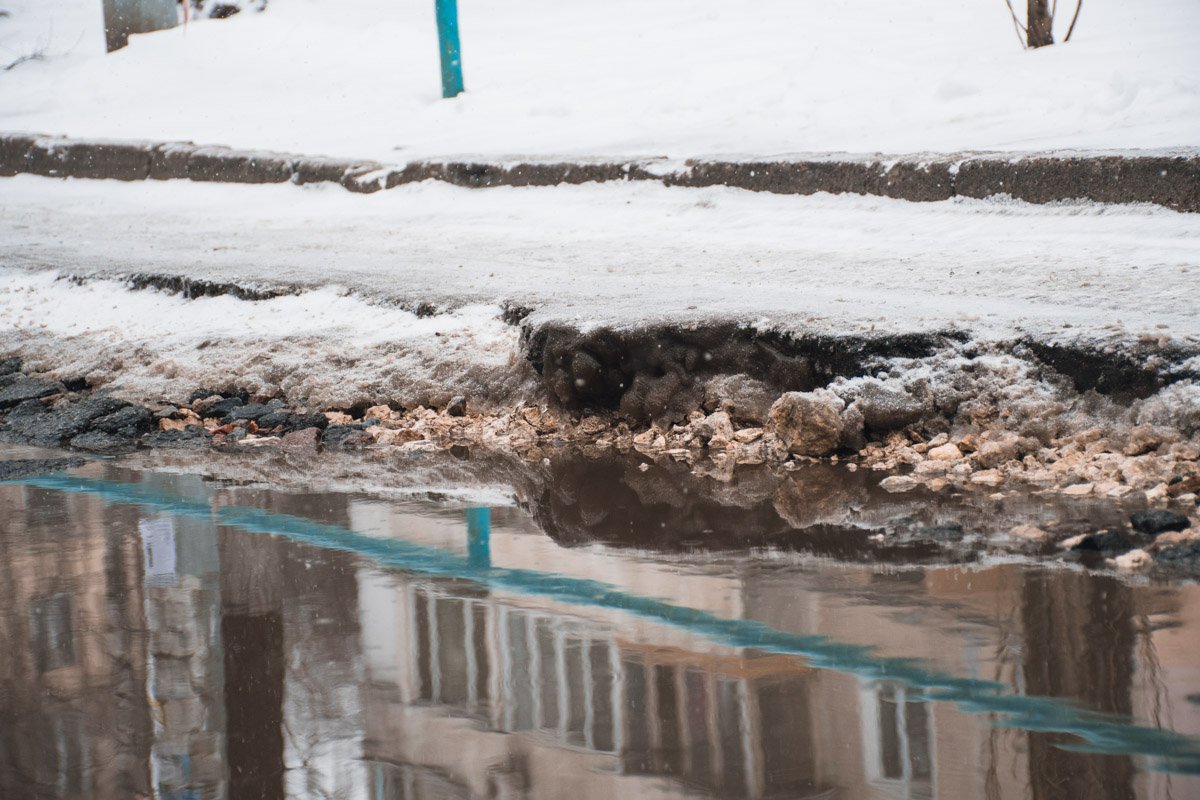 У ям острые края, которые легко могут повредить покрышки автомобиля У ям острые края, которые легко могут повредить покрышки автомобиля