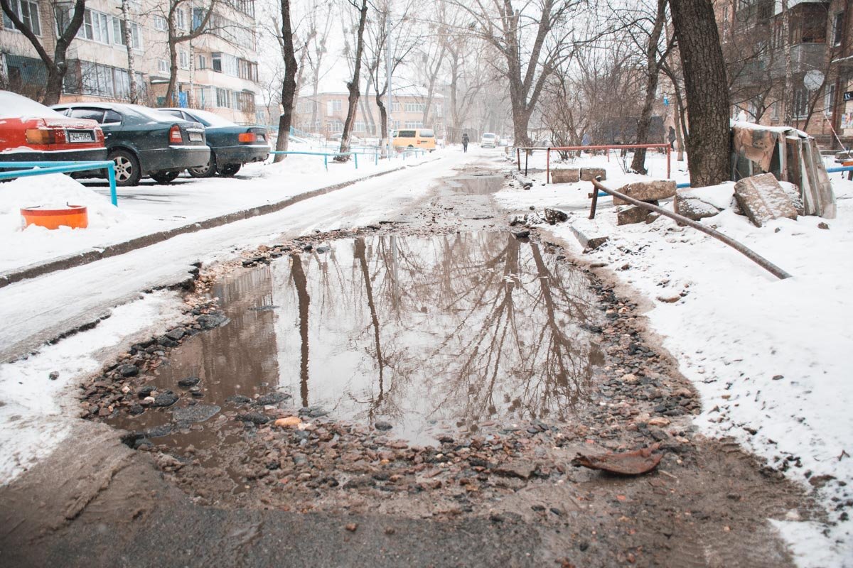 В некоторых местах ямы просто невозможно обойти В некоторых местах ямы просто невозможно обойти