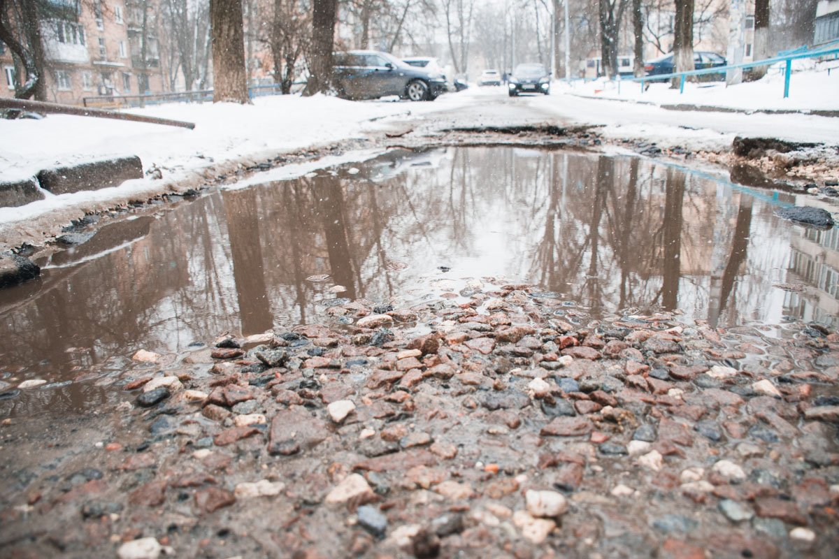 Яма настолько глубокая, что в ней видны все слои материалов для укладки дорожного покрытия Яма настолько глубокая, что в ней видны все слои материалов для укладки дорожного покрытия