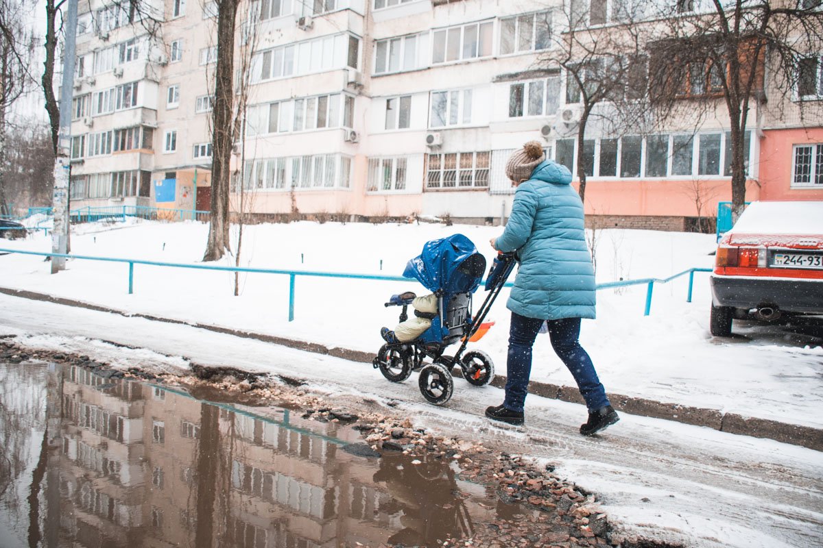 На дороге образовалась условная пешеходная зона, где можно пройти и не промочить ноги На дороге образовалась условная пешеходная зона, где можно пройти и не промочить ноги