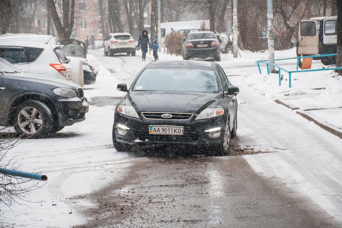 Ямы и выбоины тянутся вдоль улицы по всему жилому двору Ямы и выбоины тянутся вдоль улицы по всему жилому двору