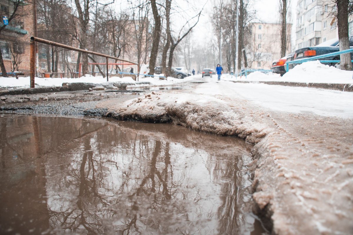 Невооруженным глазом видно, что ямы глубокие и с острыми краями Невооруженным глазом видно, что ямы глубокие и с острыми краями
