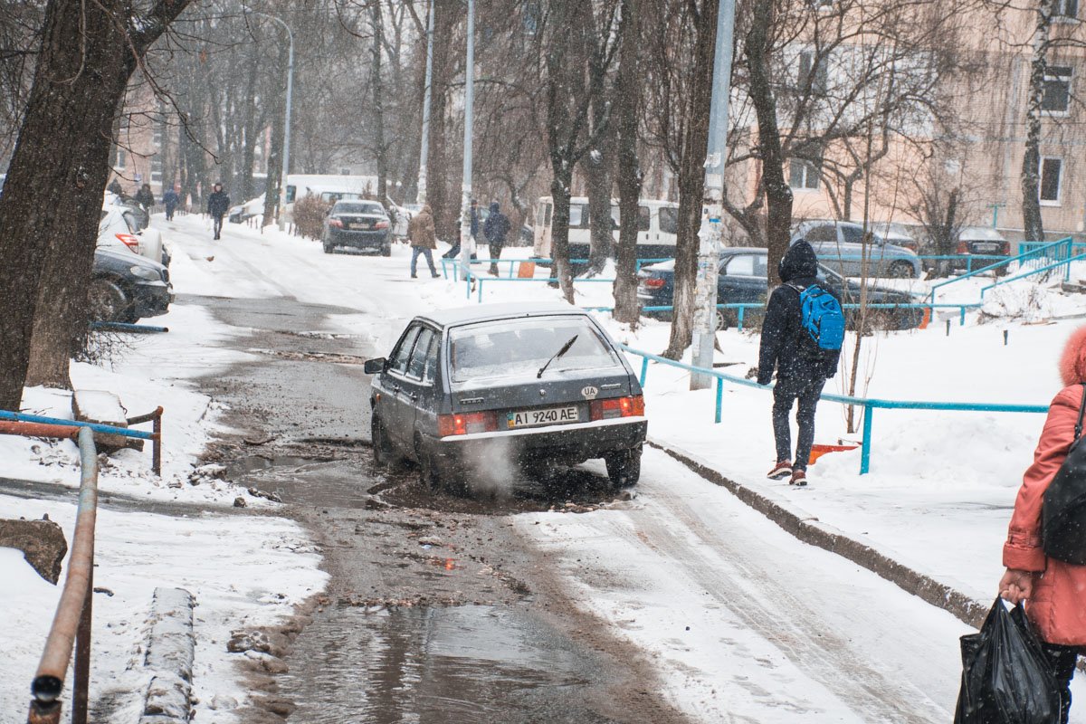 В таком дворе тяжело будет разминутся двум автомобилям В таком дворе тяжело будет разминутся двум автомобилям