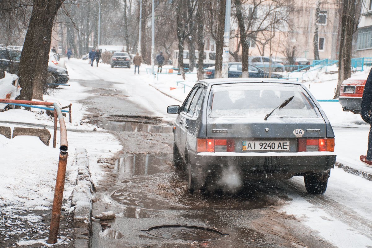 Если ваш автомобиль попадал от попадания в подобную яму или выбоину на дороге, то вы всегда можете вызвать патрульную полицию и оформить аварию по статье 140 КУоАП Если ваш автомобиль попадал от попадания в подобную яму или выбоину на дороге, то вы всегда можете вызвать патрульную полицию и оформить аварию по статье 140 КУоАП