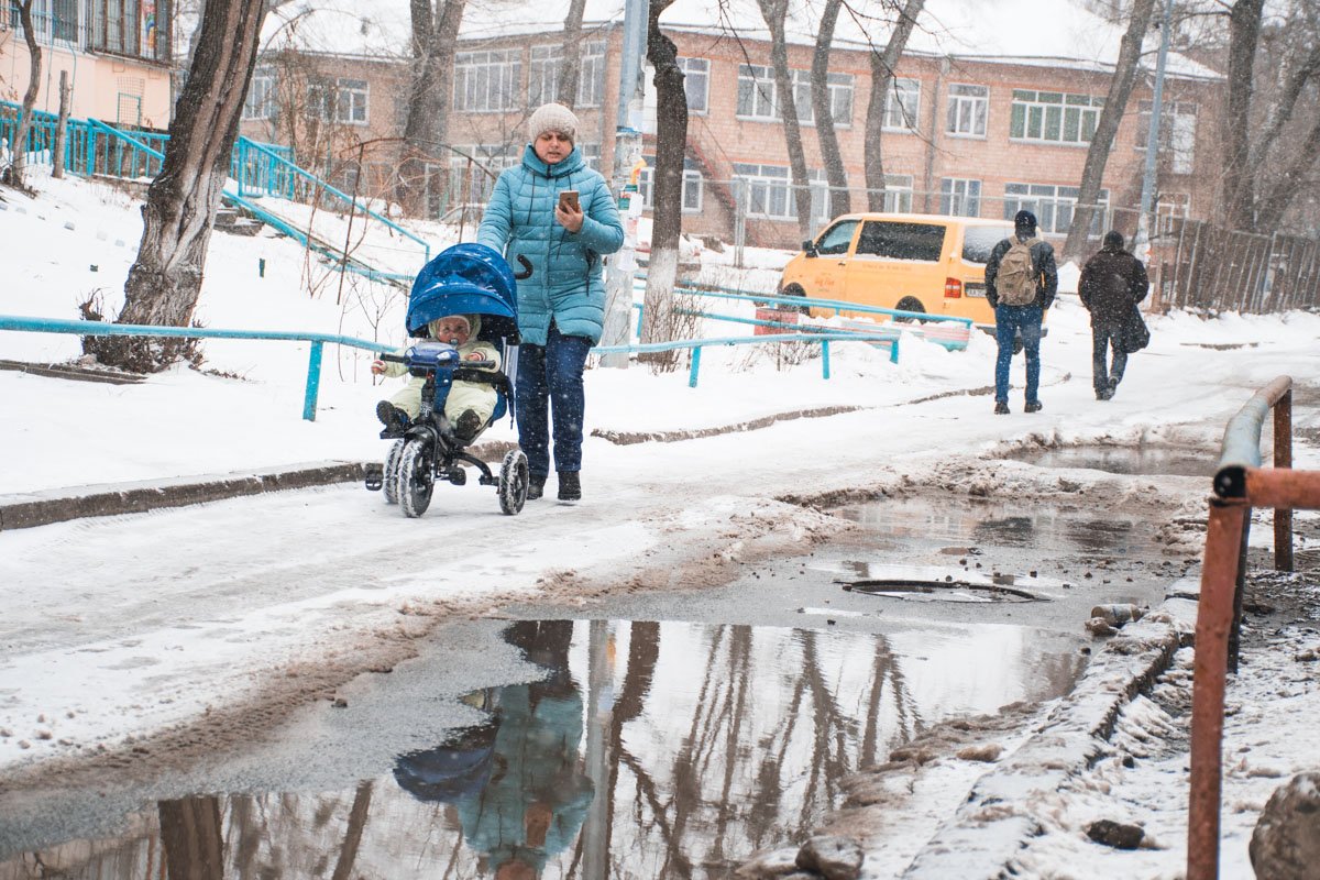 Видимо, этой весной вместе со снегом с дорог сойдет и оставшийся на этой улице асфальт Видимо, этой весной вместе со снегом с дорог сойдет и оставшийся на этой улице асфальт