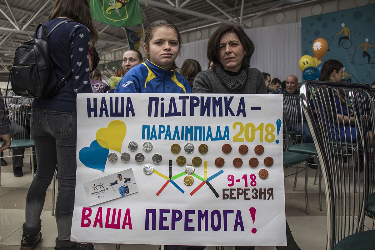 Встречали спортсменов с плакатами и овациями Встречали спортсменов с плакатами и овациями