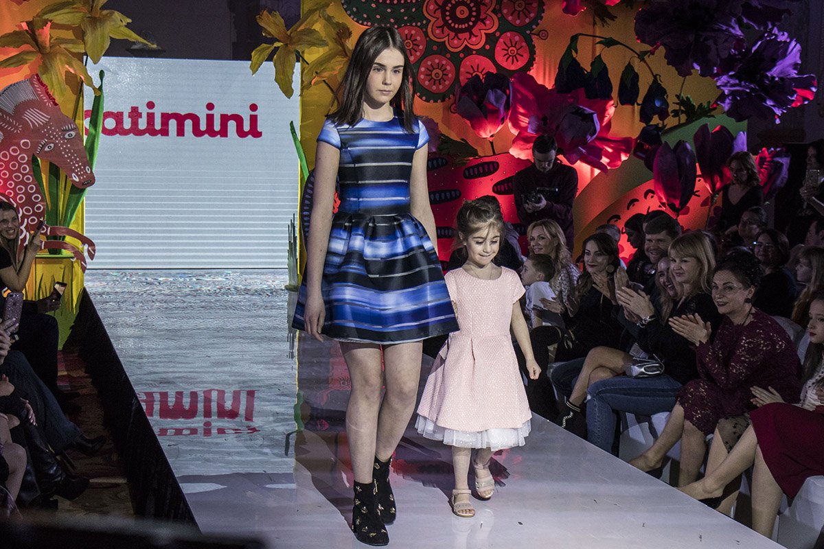 Взрослые модели выходили с малышами 