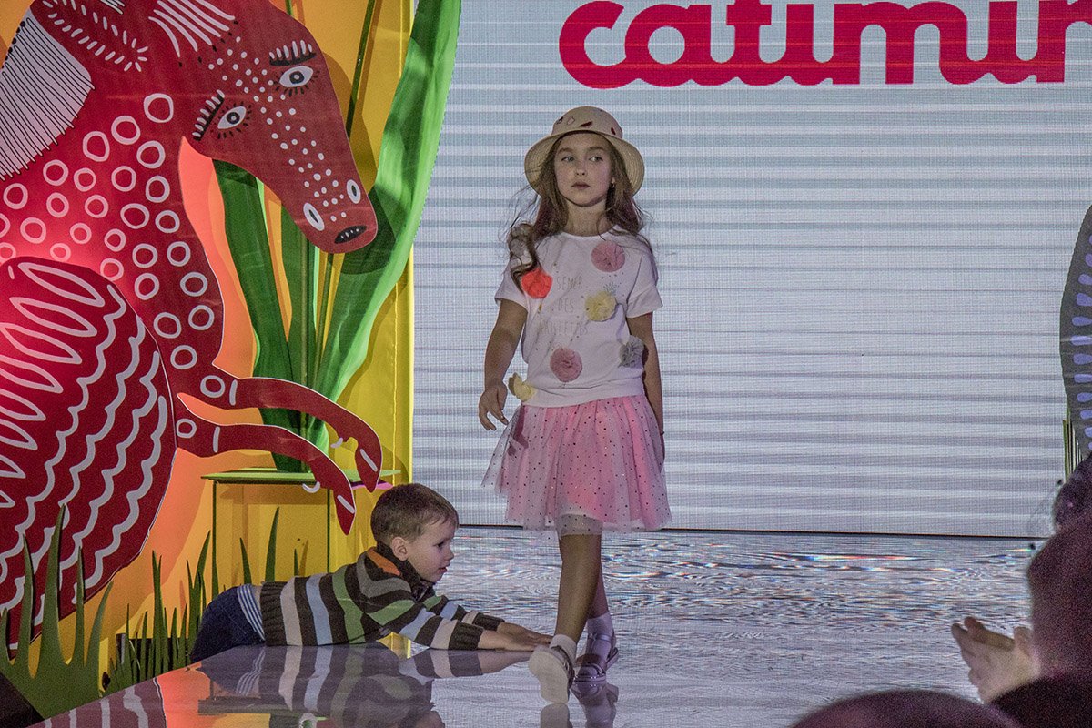 У некоторых моделей появились поклонники, которые бросались к их ногам во время показа 