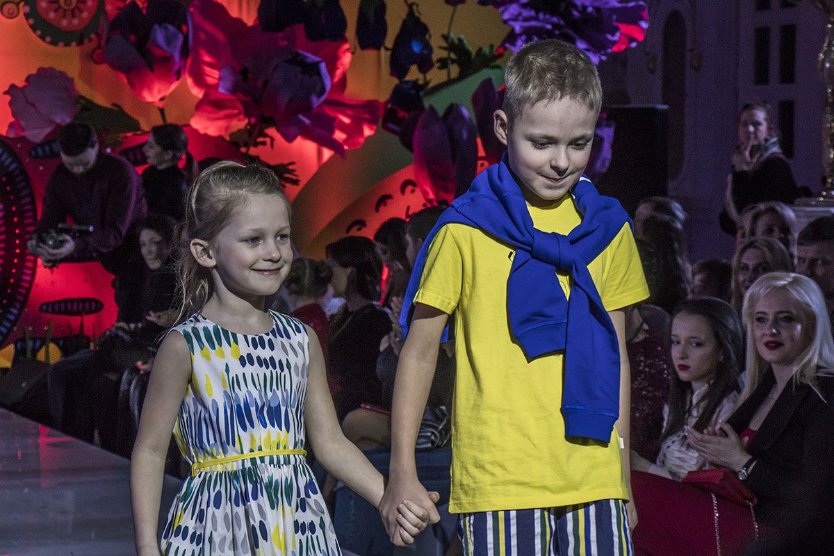 Особенно мило выглядели маленькие кавалеры, держащие своих спутниц за ручку 