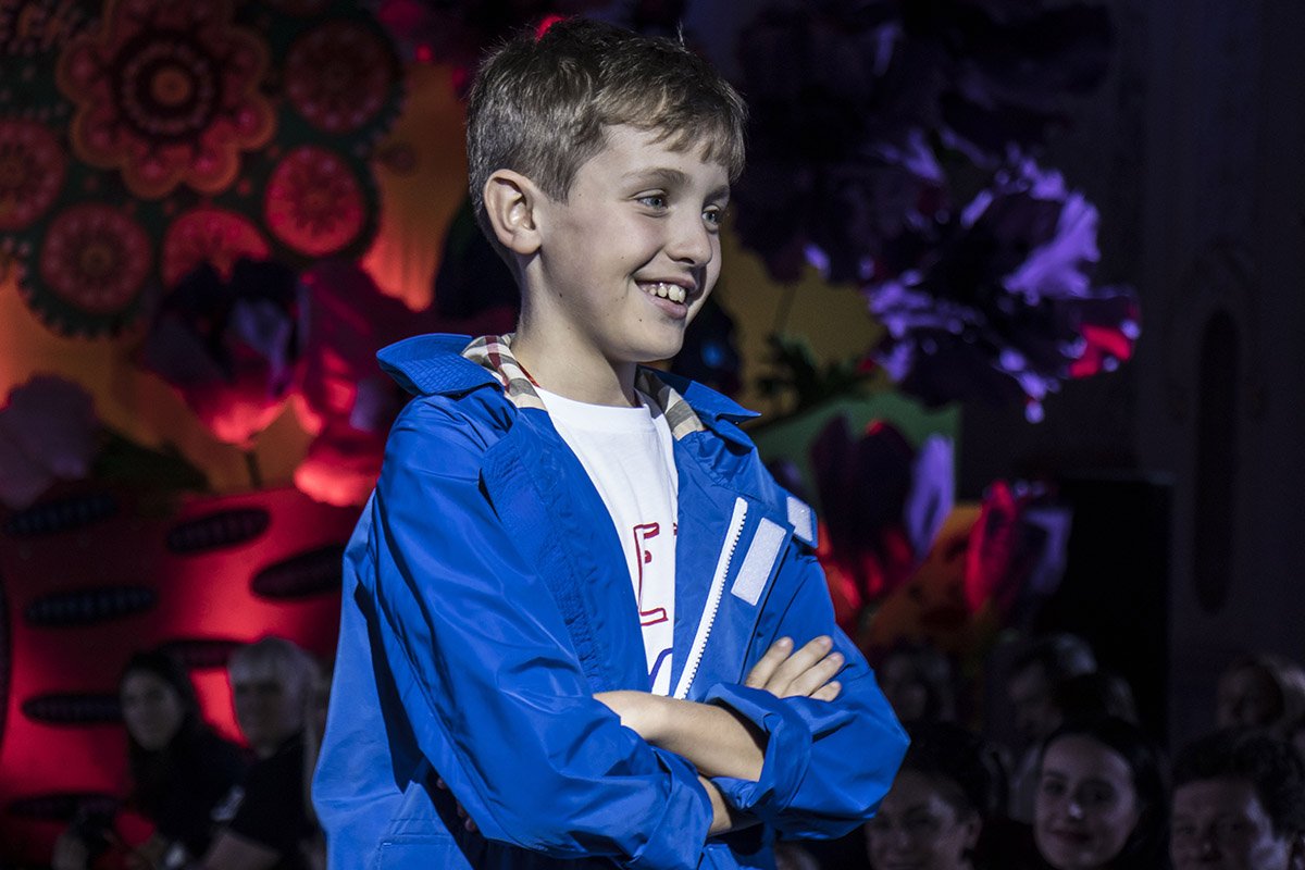 По подиуму дефилировала и мужская половина 