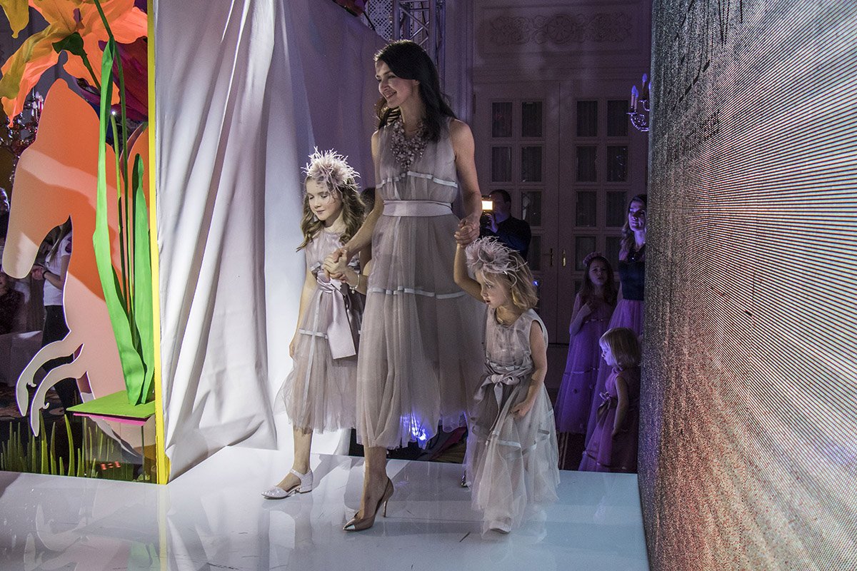 Мамочки со своими дочечками в одинаковых нарядах выглядели очень грациозно 