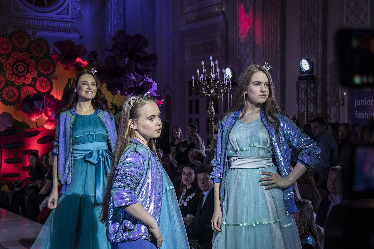 Мамочки в одинаковых нарядах с дочерьми выглядят как подружки