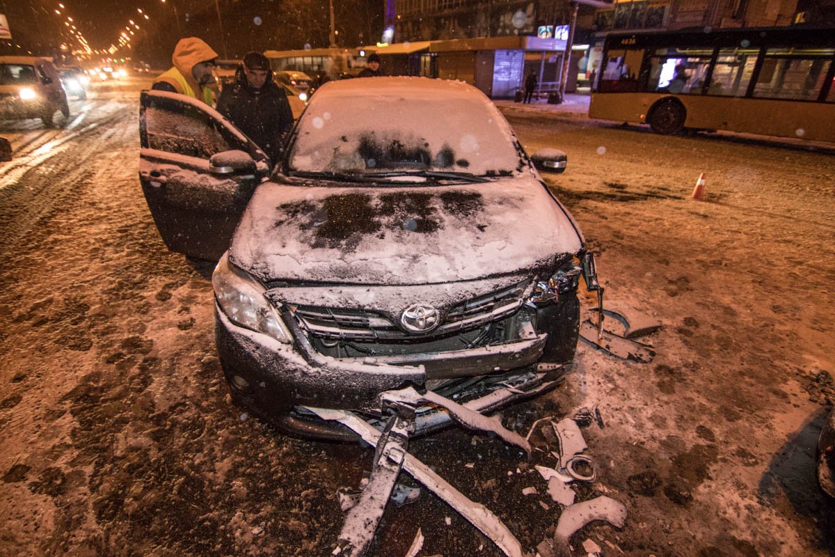 Toyota Corolla на вид пострадала не так сильно, как Hyundai Toyota Corolla на вид пострадала не так сильно, как Hyundai