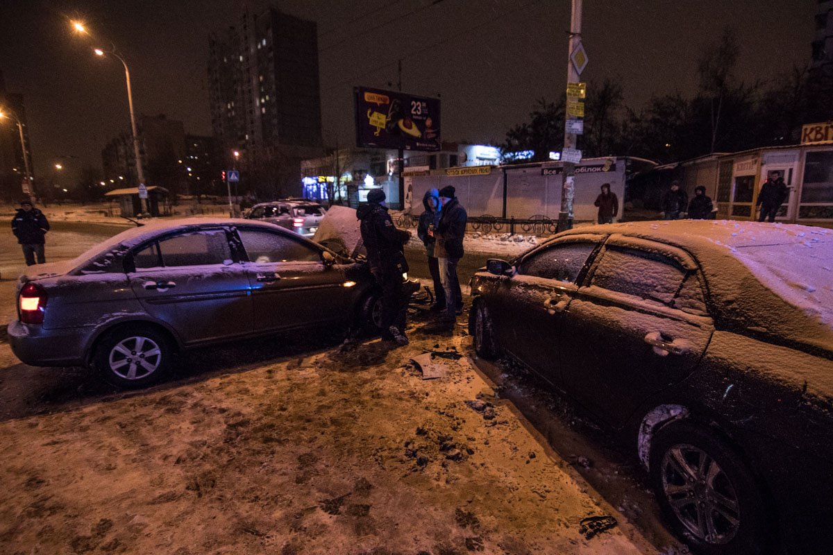 Оба автомобиля дожидаются эвакуатора Оба автомобиля дожидаются эвакуатора