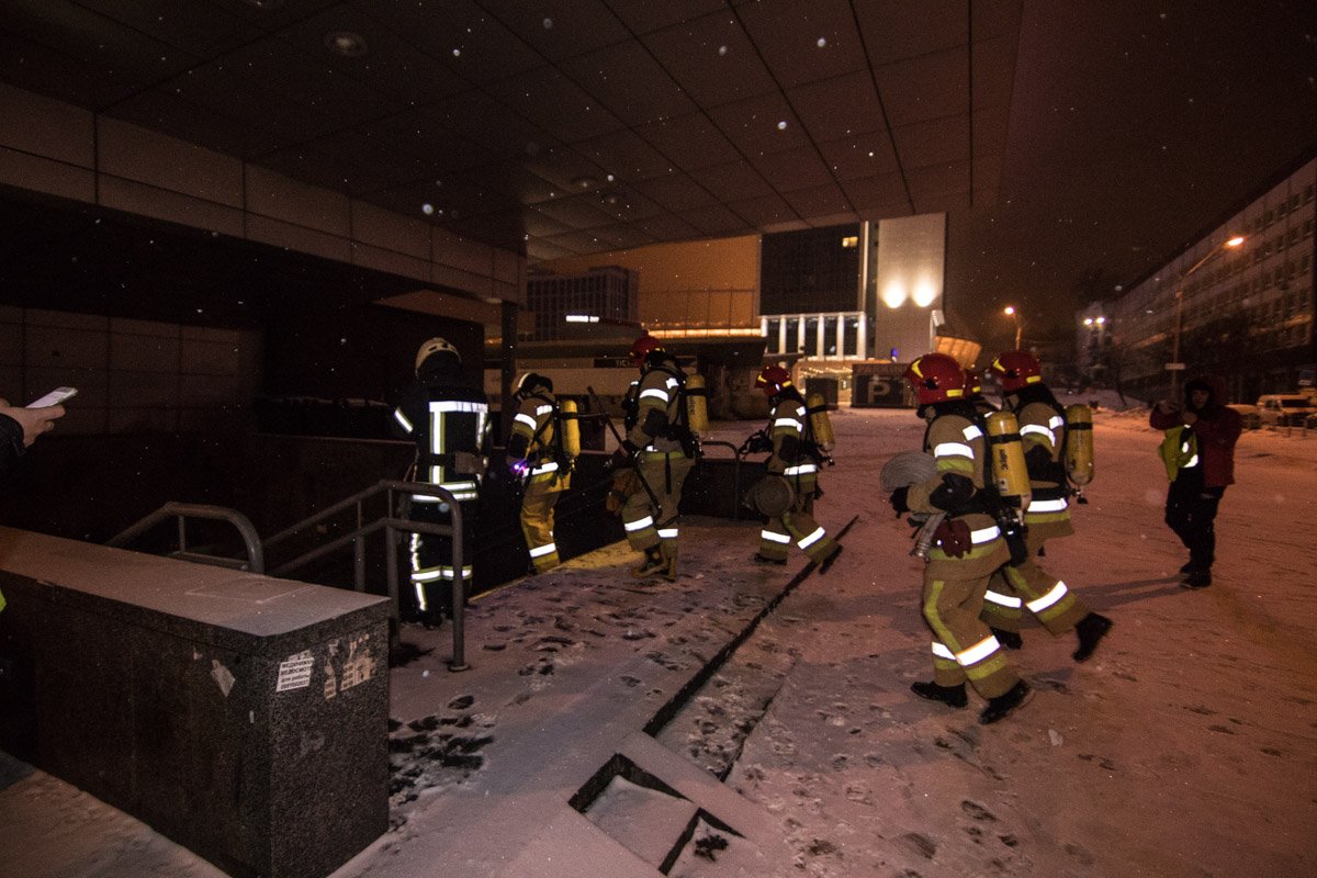 На место события прибыло большое количество пожарных расчетов На место события прибыло большое количество пожарных расчетов