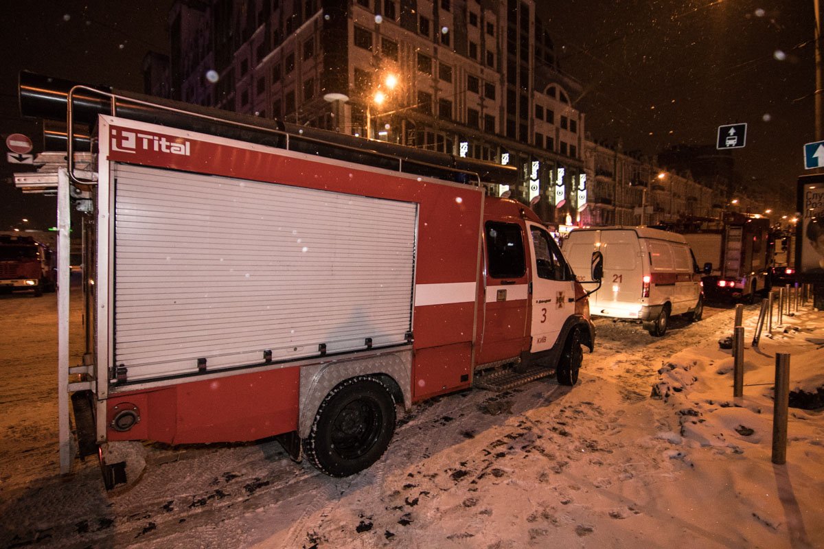 К станции метро прибыло около 14 автомобилей ГСЧС К станции метро прибыло около 14 автомобилей ГСЧС