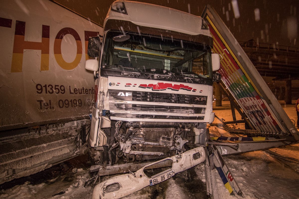 После заноса кабину грузовика вывернуло