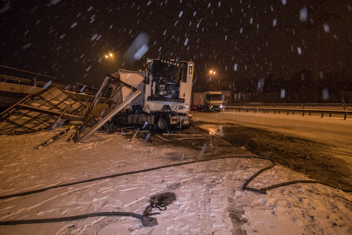 Разлитый дизель пожарные залили водой