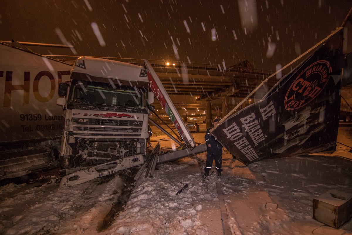 Грузовик снес бигборд