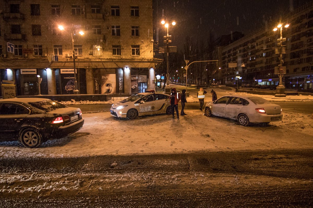 Водитель Renault утверждает, что двигался на зеленый свет светофора Водитель Renault утверждает, что двигался на зеленый свет светофора
