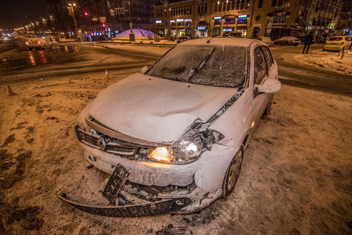 Передняя часть Renault сильно повреждена Передняя часть Renault сильно повреждена