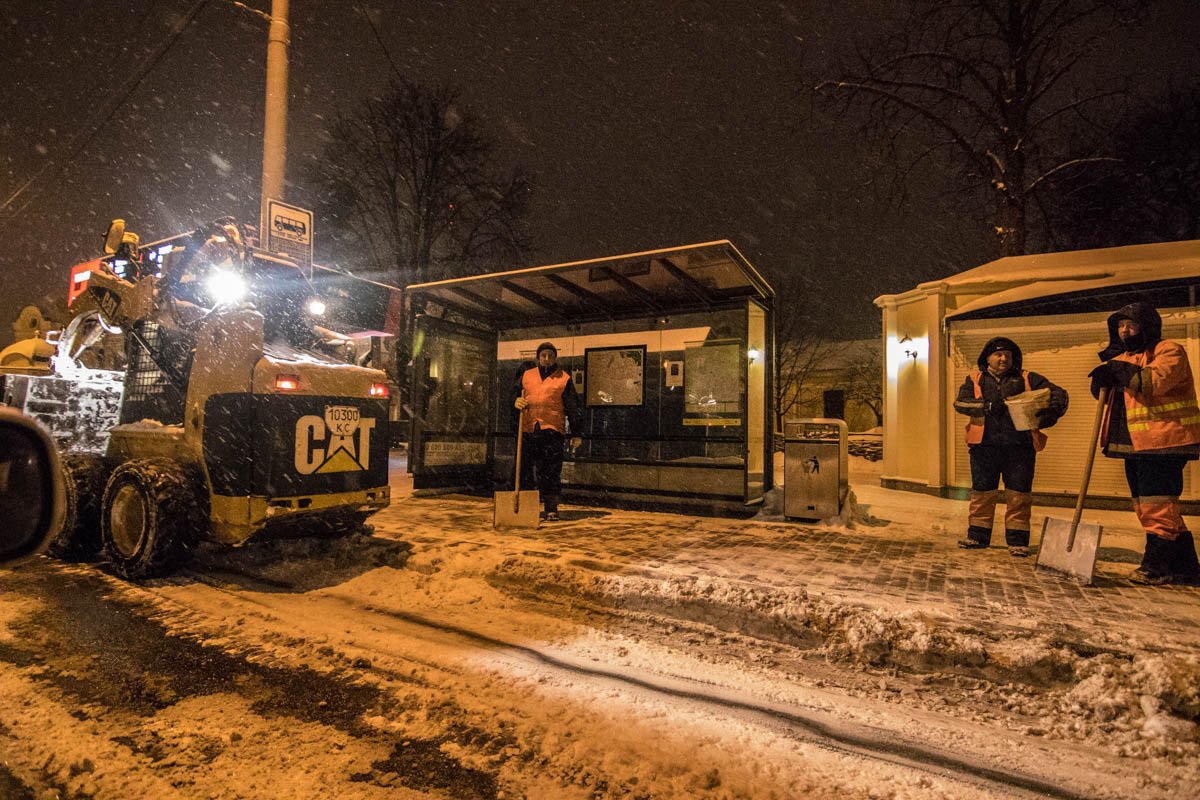 Коммунальщики активно очищают город от снега