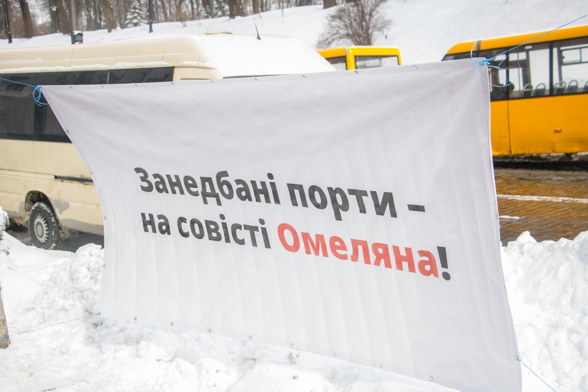 Возле Кабмина развесили плакаты Возле Кабмина развесили плакаты