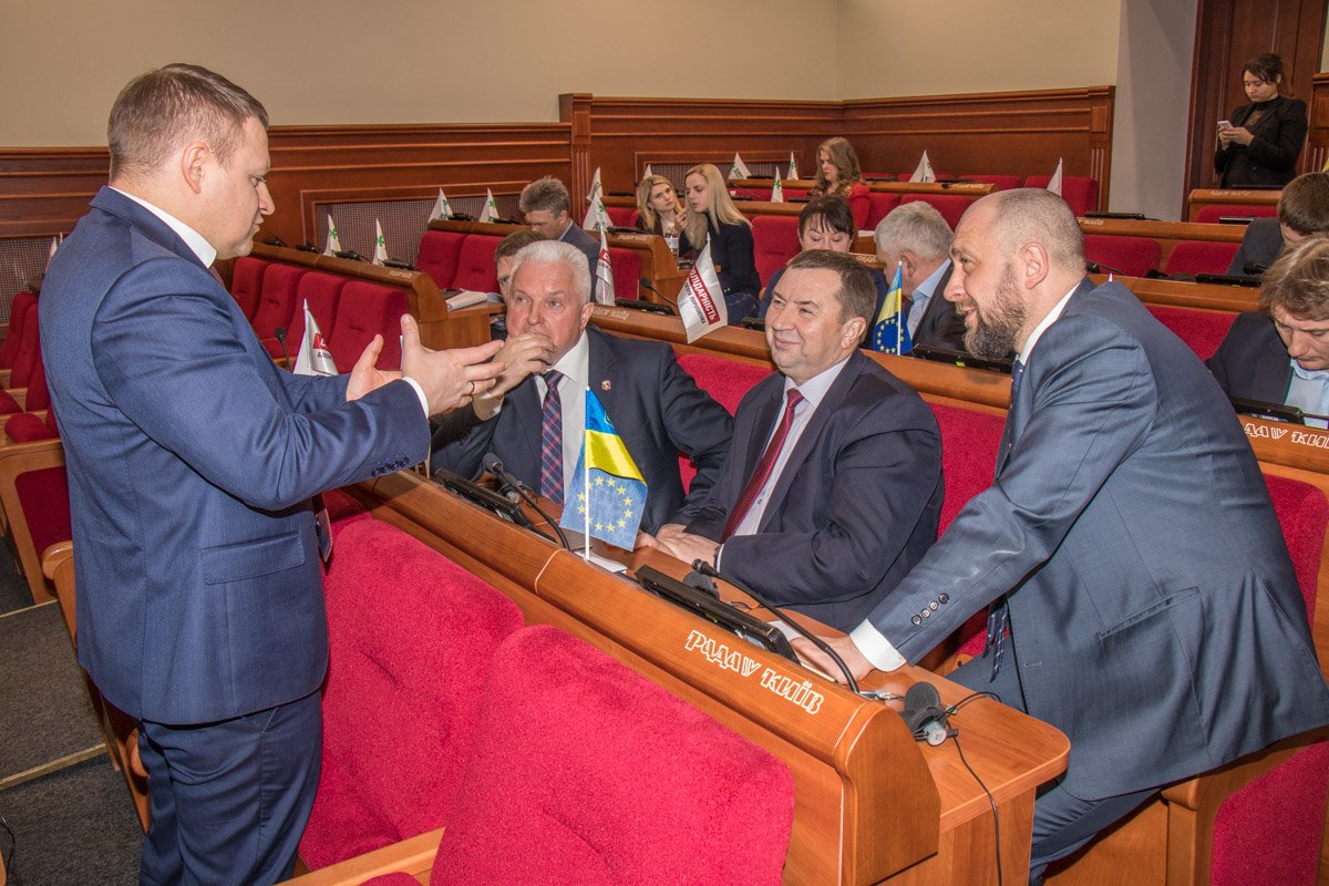 Перед началом круглого стола мэры городов Киевской области обсуждали актуальные проблемы