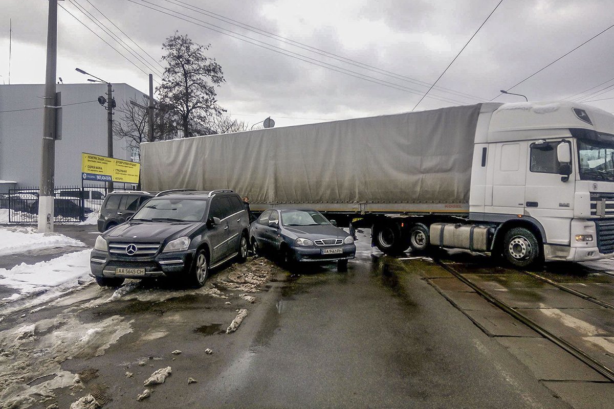Фура зацепила Daewoo Lanos Фура зацепила Daewoo Lanos