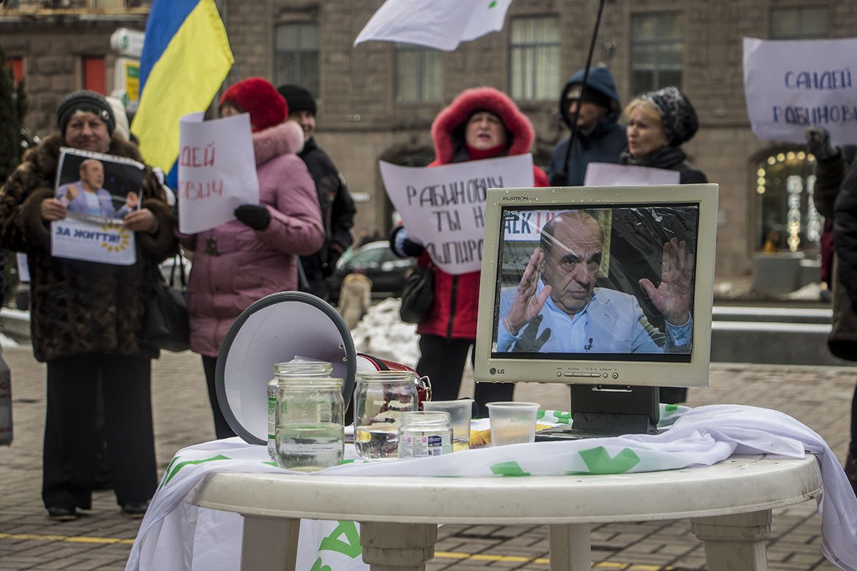 Ведущий демонстрации призывал всех прохожих выпить "заряженной Рабиновичем" воды либо поцеловать портрет