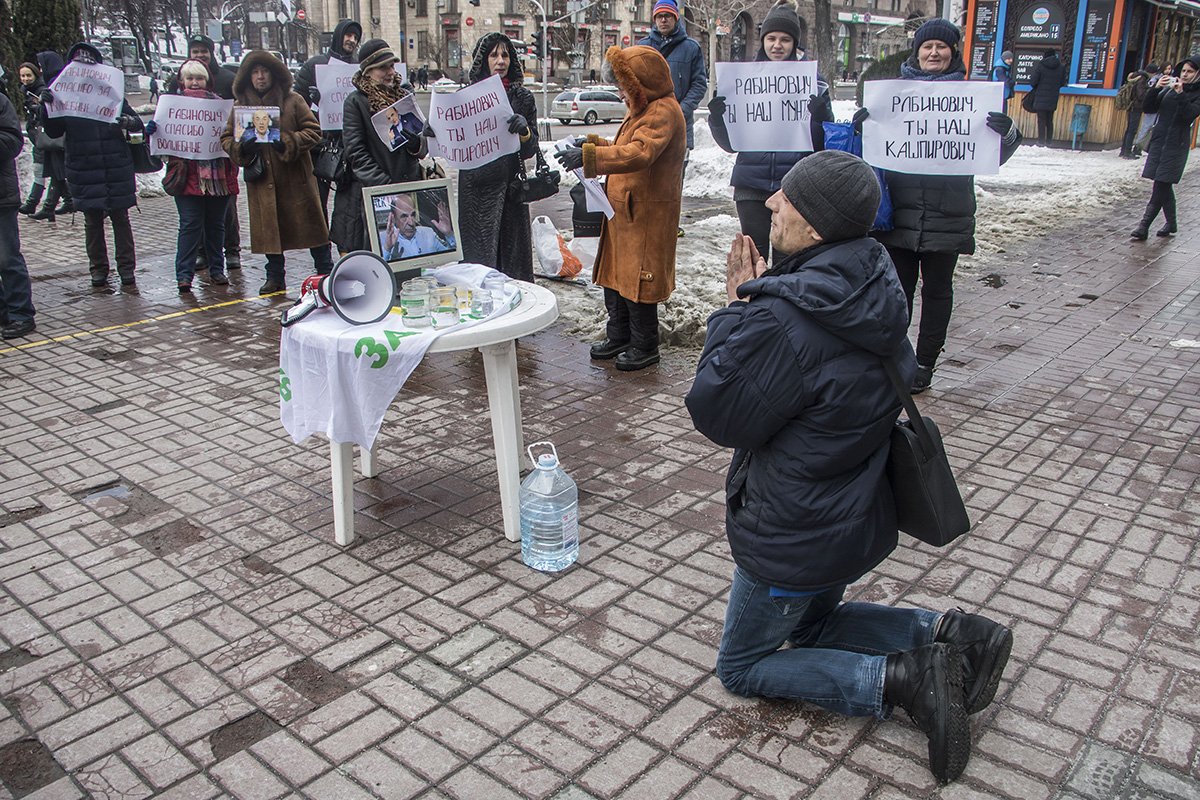 Прохожий мужчина, который самостоятельно сорвал митинг