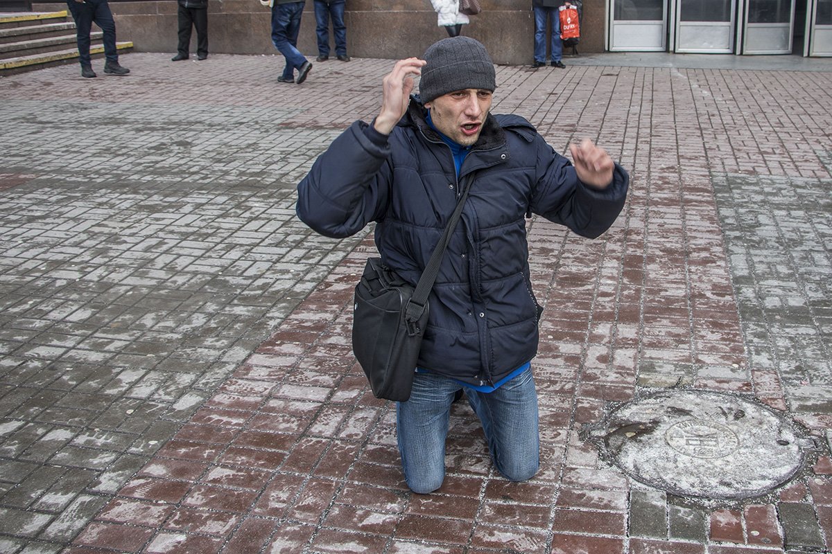 Мужчина называл митингующих "продажными", говорил, что сам верит в Бога, и что вода у них не святая