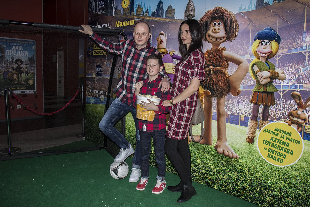 Вацко посмотреть мультфильм пришел со всей семьей Вацко посмотреть мультфильм пришел со всей семьей