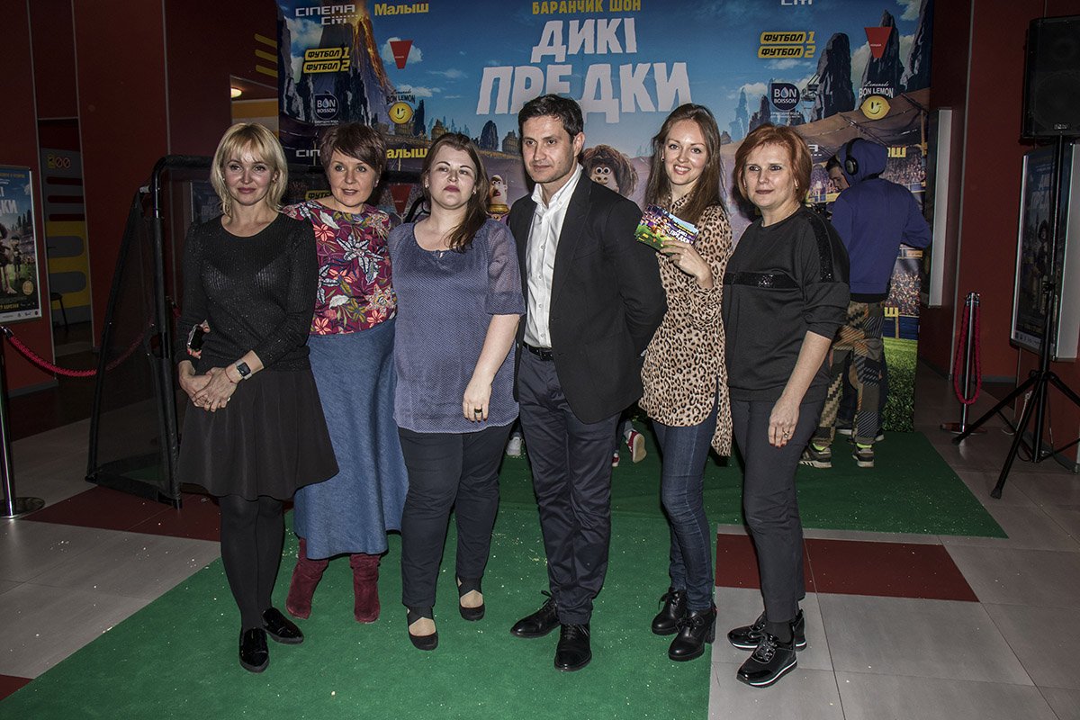 Женины не упустили возможность сделать фото с Ахтемом Сеитаблаевым Женины не упустили возможность сделать фото с Ахтемом Сеитаблаевым