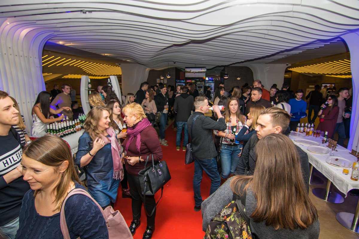 Перед фильмом для гостей показа провели вечеринку Перед фильмом для гостей показа провели вечеринку