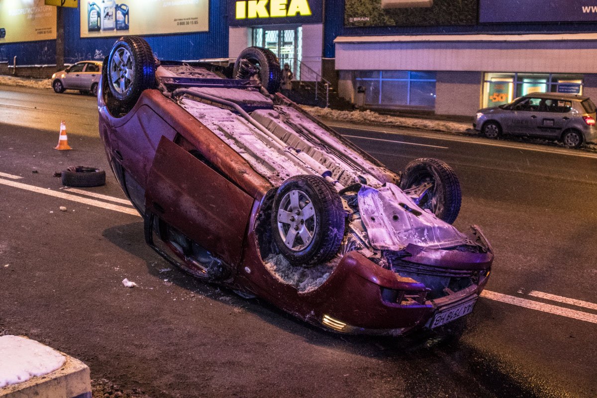 В результате ДТП Chevrolet Aveo перевернулся