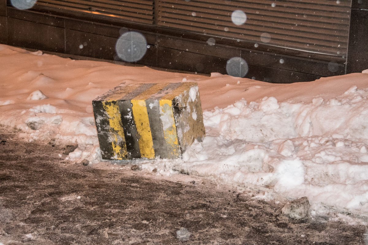 Автомобиль снес бетонный блок, который травмировал пешехода