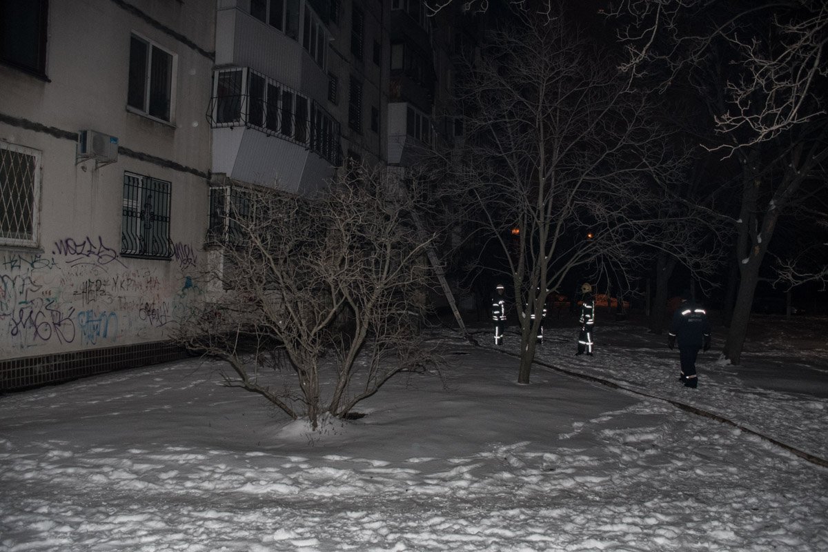 Рукавную линию тянули по фасаду здания Рукавную линию тянули по фасаду здания