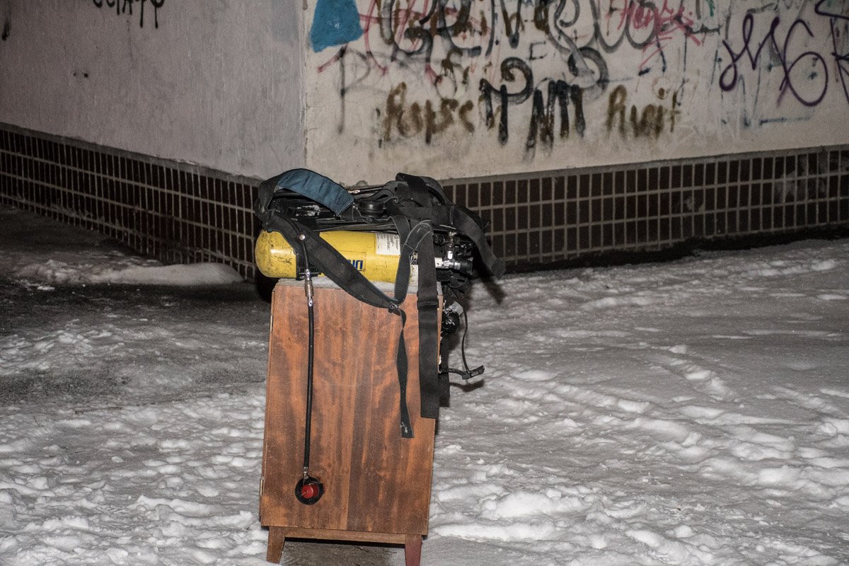 Спасателям пришлось работать на сжатом воздухе Спасателям пришлось работать на сжатом воздухе