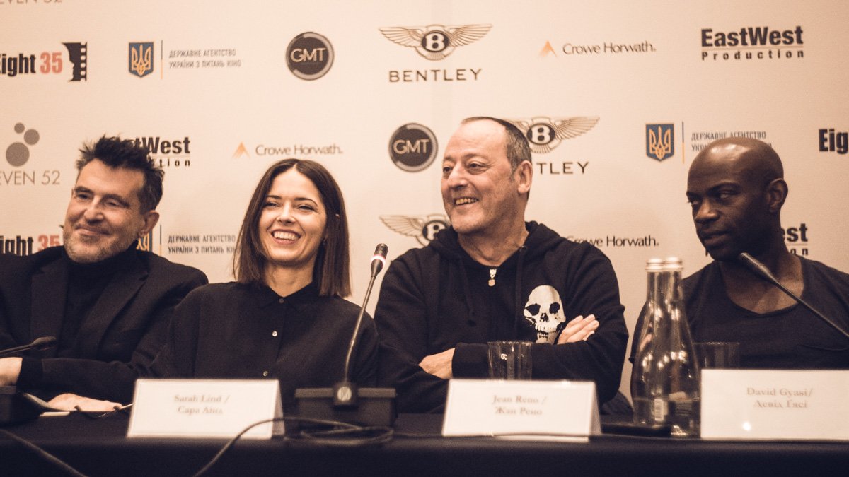 Актер, несмотря на свою мировую известность, пришел на встречу в толстовке, вел себя легко и непринужденно, шутил и даже немного дурачился перед прессой