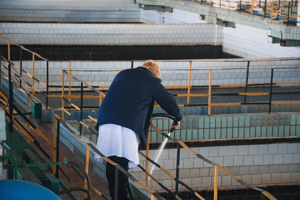 За процессом очистки руководит хрупкая женщина 